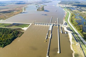 Mississippi River lock dam_Alton Illinois_©KENT - STOCK.ADOBE.COM_e.jpg